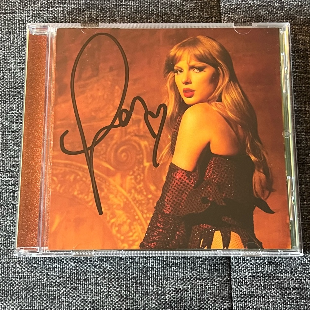 Signed Taylor Swift The Life Of A Showgirl #3 PERFECT HEART Rare TLOAS Signed